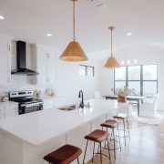 Cozinha clara com móveis planejados minimalista