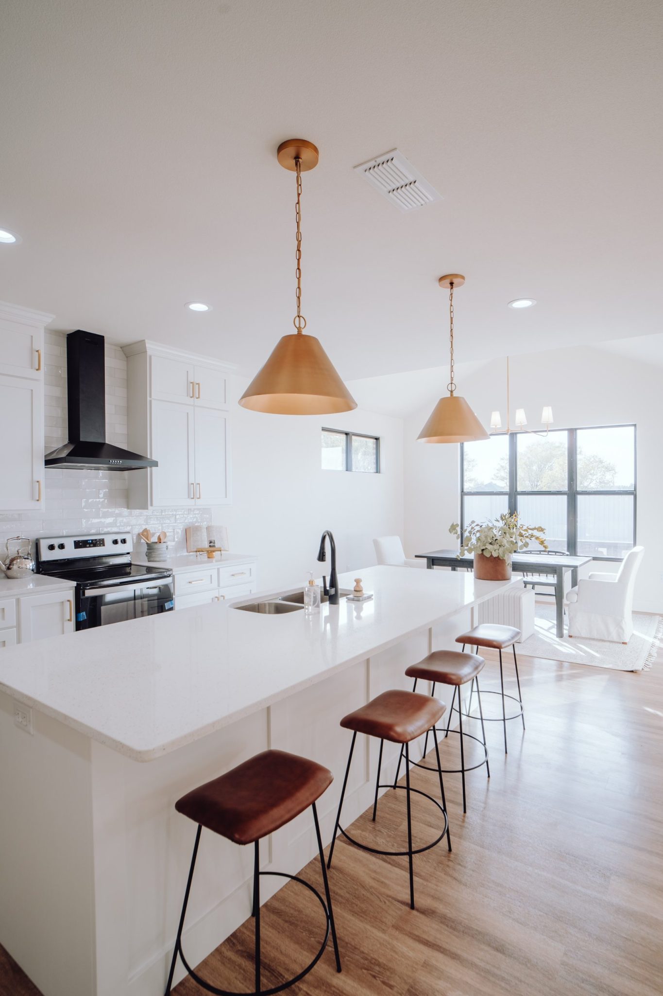 Cozinha clara com móveis planejados minimalista